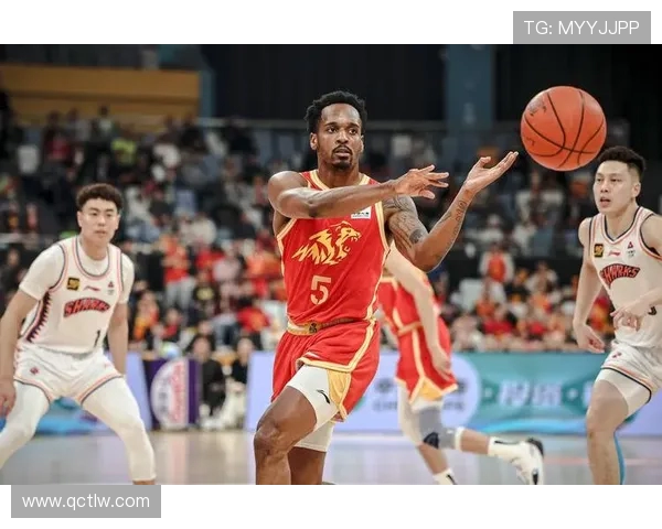 布朗半场高效表现8中3砍下8分 贡献1篮板3助攻3抢断助力球队进攻